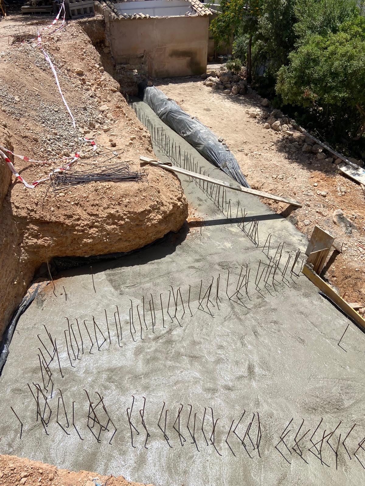 Canalización y hormigón en fase de obra