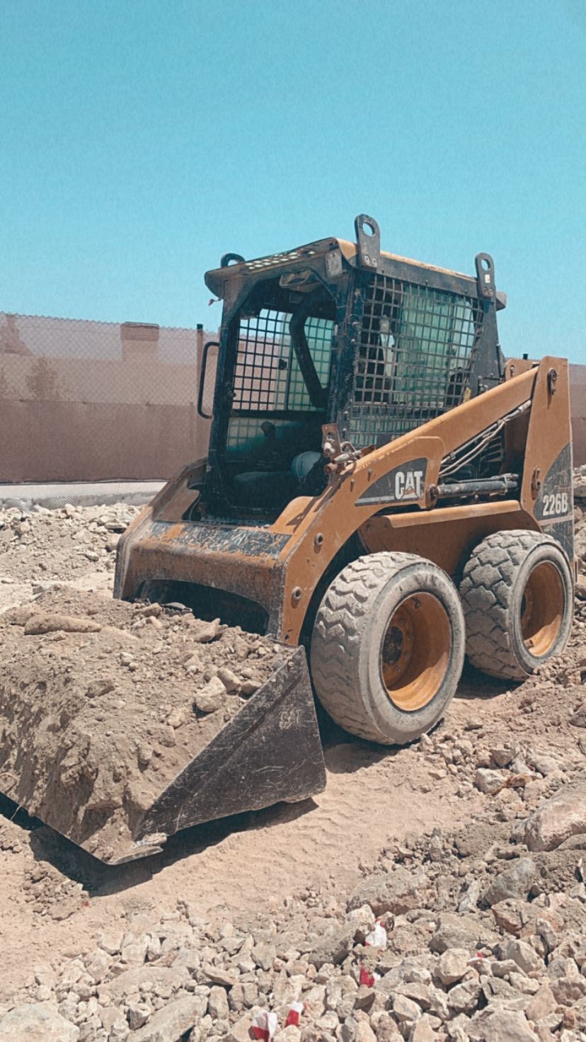 Maquinaria compacta trabajando en obra