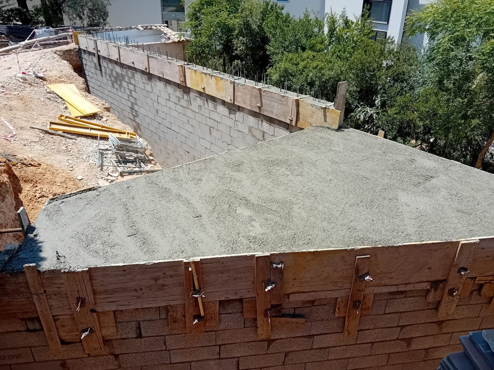 Muro y losa de hormigón ejecutados en obra
