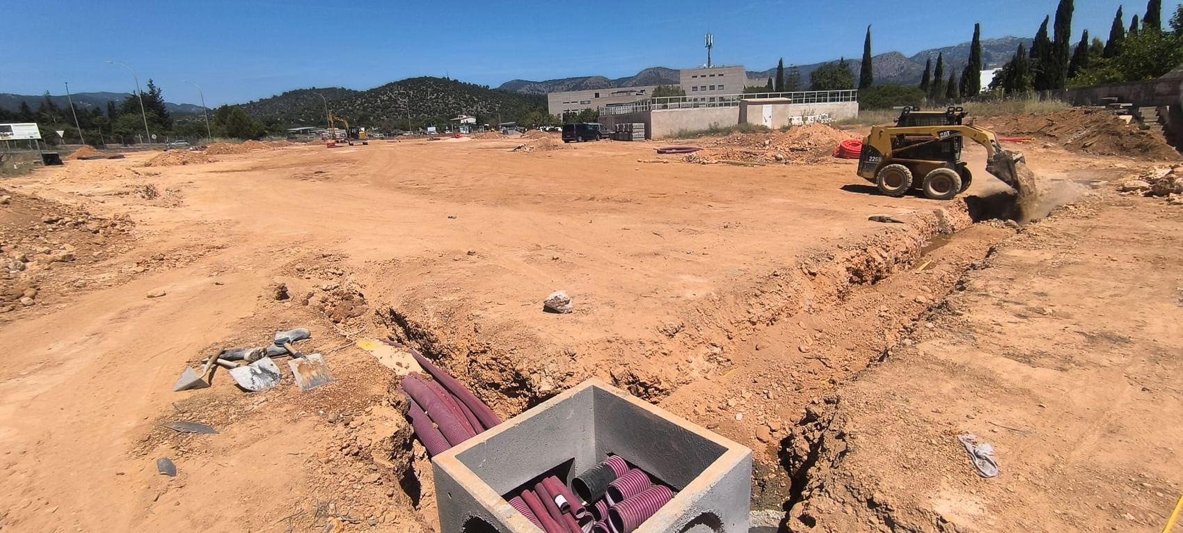 Obra exterior con canalizaciones y terreno preparado