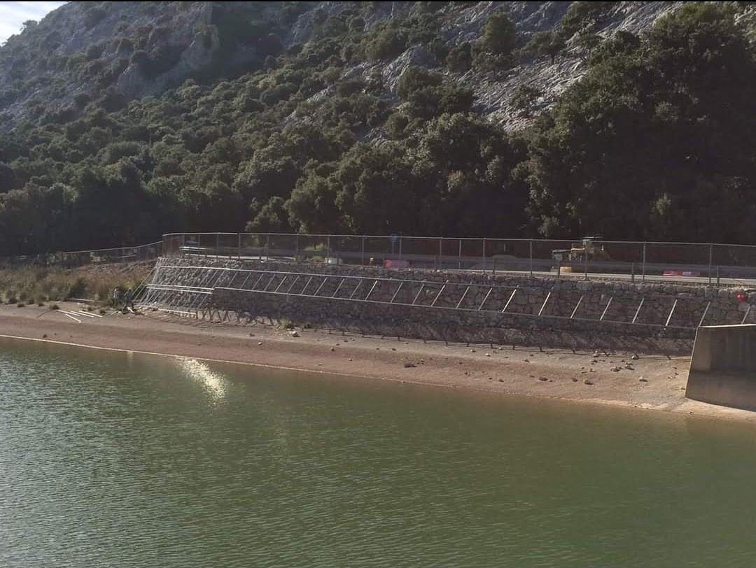 Obra junto a zona de agua con estructura de contención